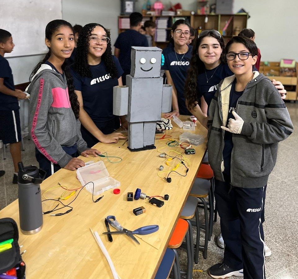 Alunos dos Anos Finais com protótipo de robô, projeto interdisciplinar