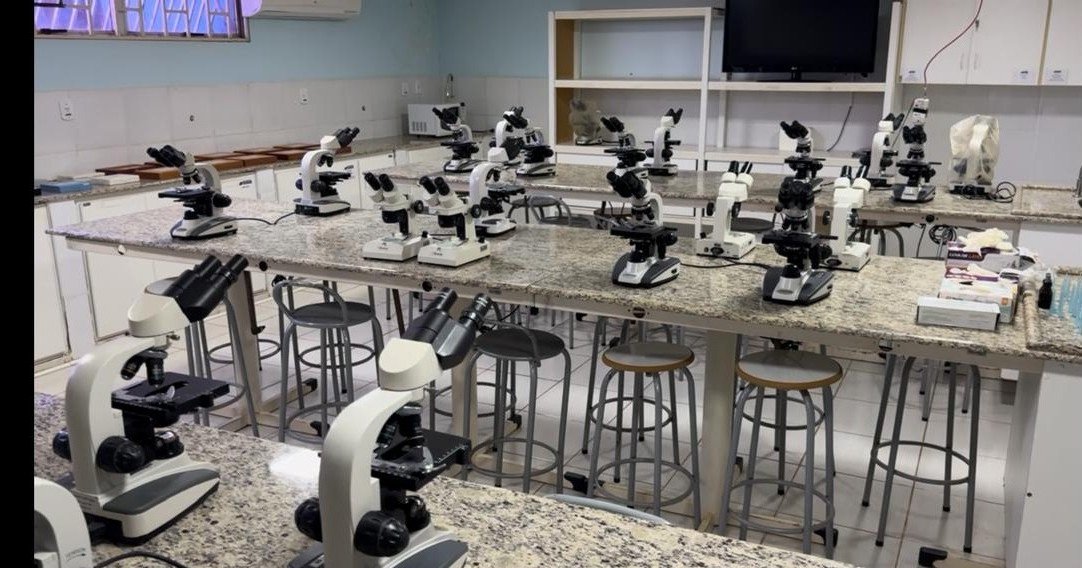 Sala do laboratório de Ciências com microscópios